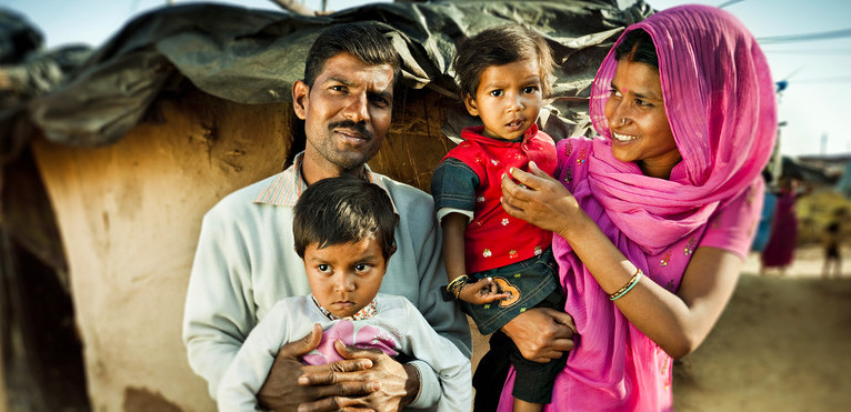 Un homme et sa femme en Inde accompagnés de leurs fils et profitant du système santé en pleine mutation