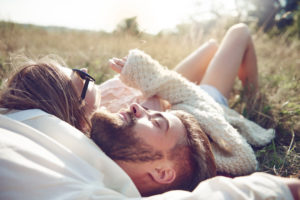 Un couple allongé dans l'herbe - mariage et pacs