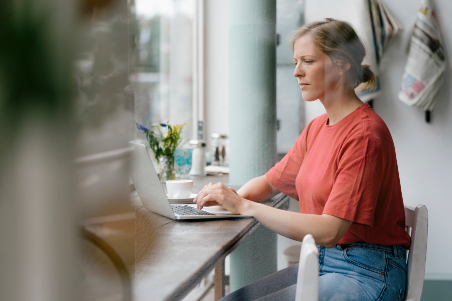 Une femme consultant son ordinateur