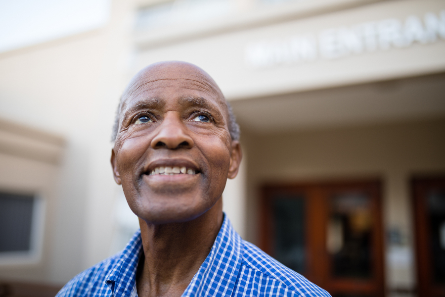 Un homme dépendant souriant et regardant au loin