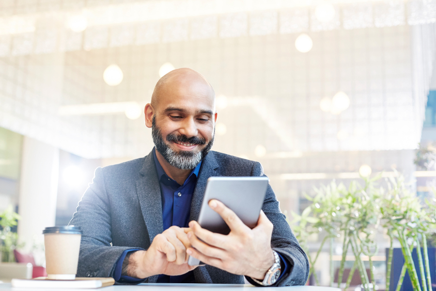 Un homme s'informant sur movember pour les maladies masculines sur sa tablette Un homme s'informant sur movember pour les maladies masculines sur sa tablette