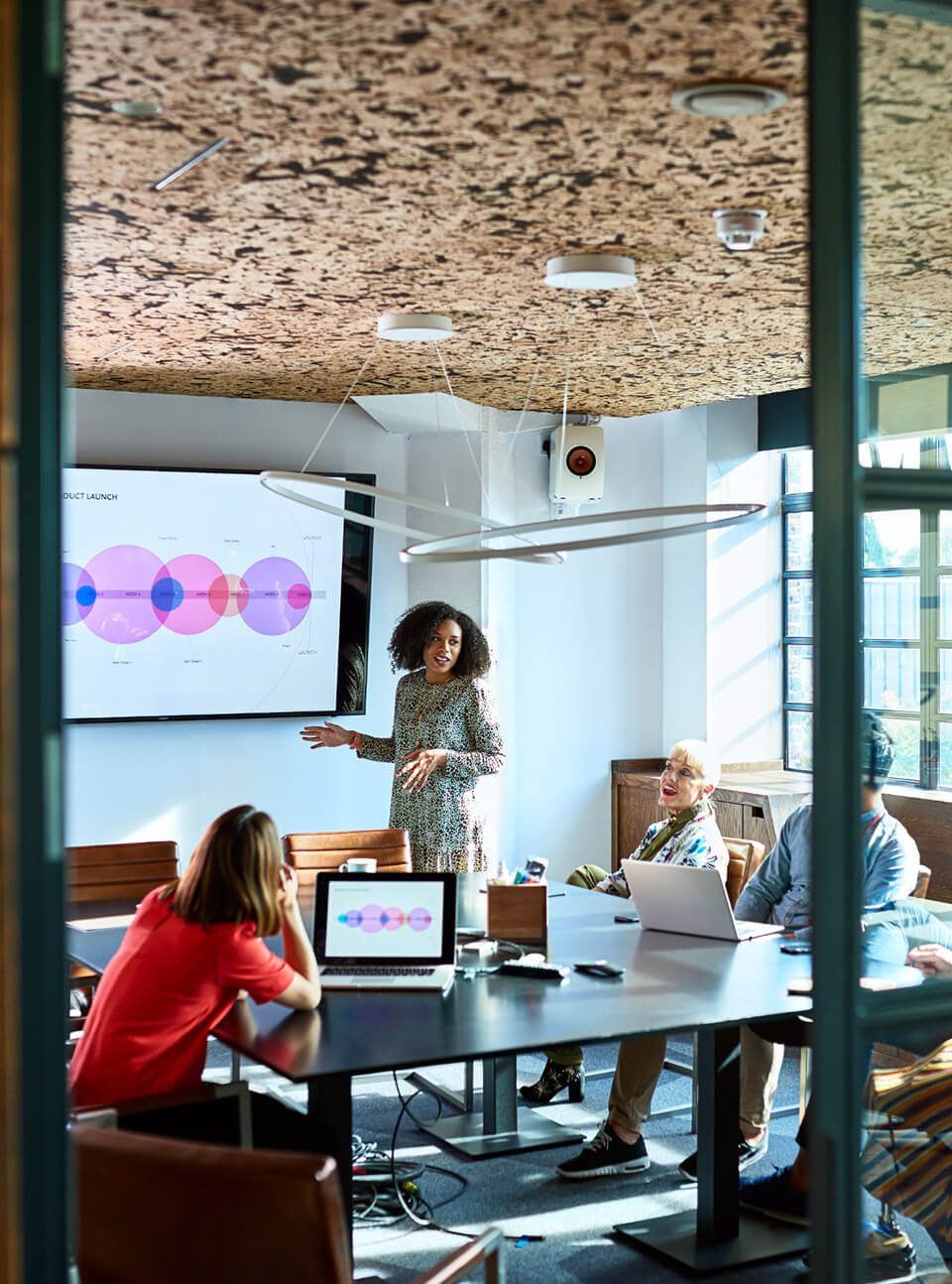 Une femme en présentation devant ses collègues au bureau - Avantages nouveau PER entreprise