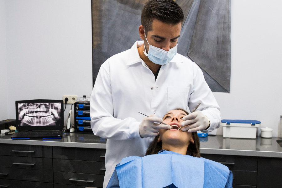 Une femme en soin chez le dentiste grâce à la réforme 100% santé