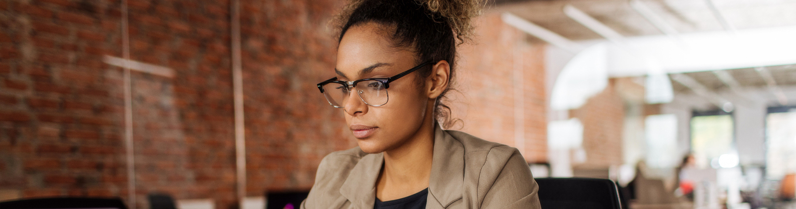 Une femme portant des lunettes s'intéressant à la réforme 100% santé