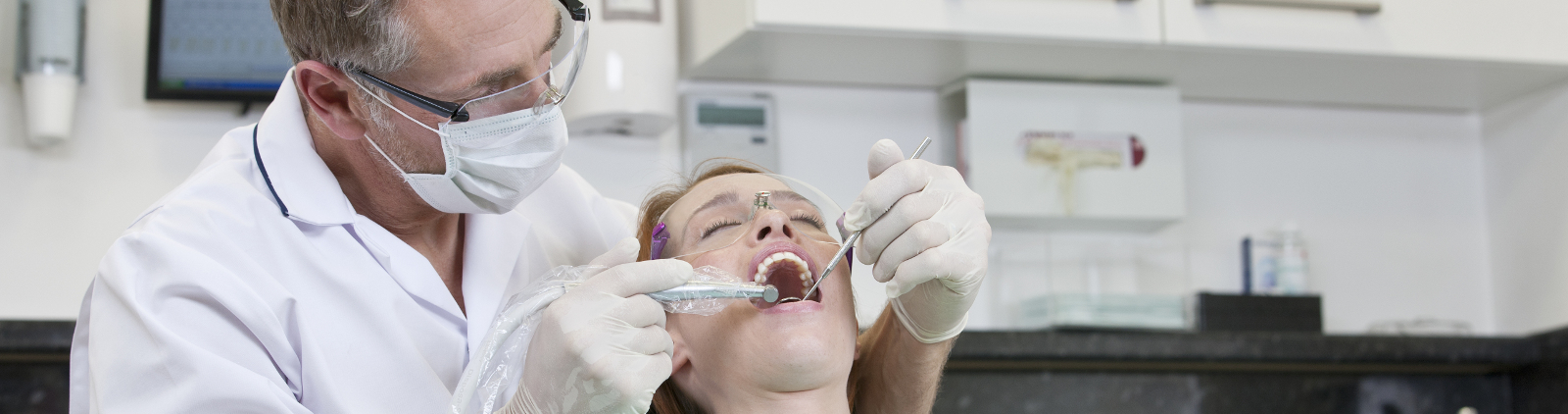 Une femme en soin chez le dentiste bénéficiant du tiers payant intégral avec la réforme 100% santé