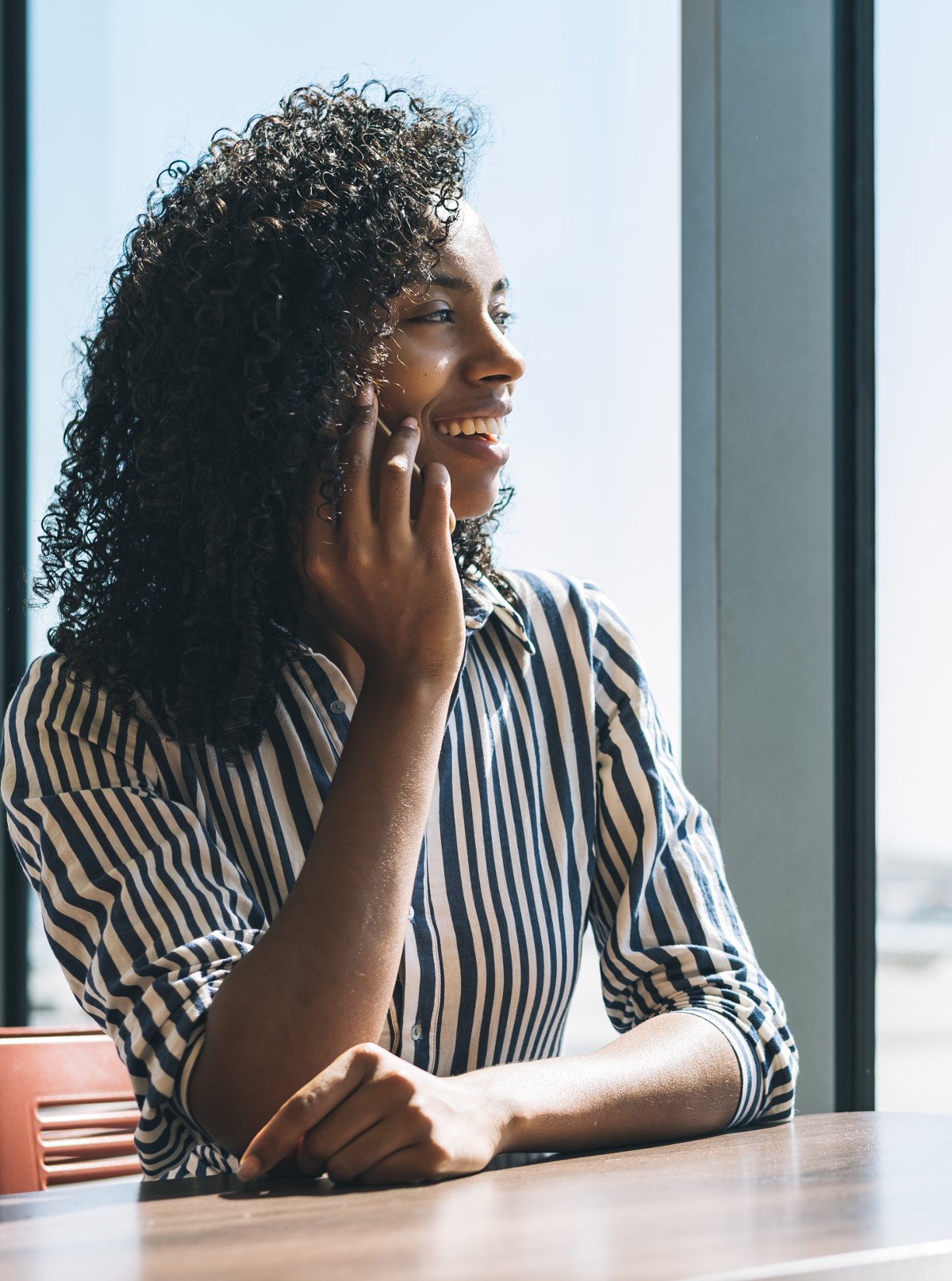 Une femme souriante au téléphone - expatrié