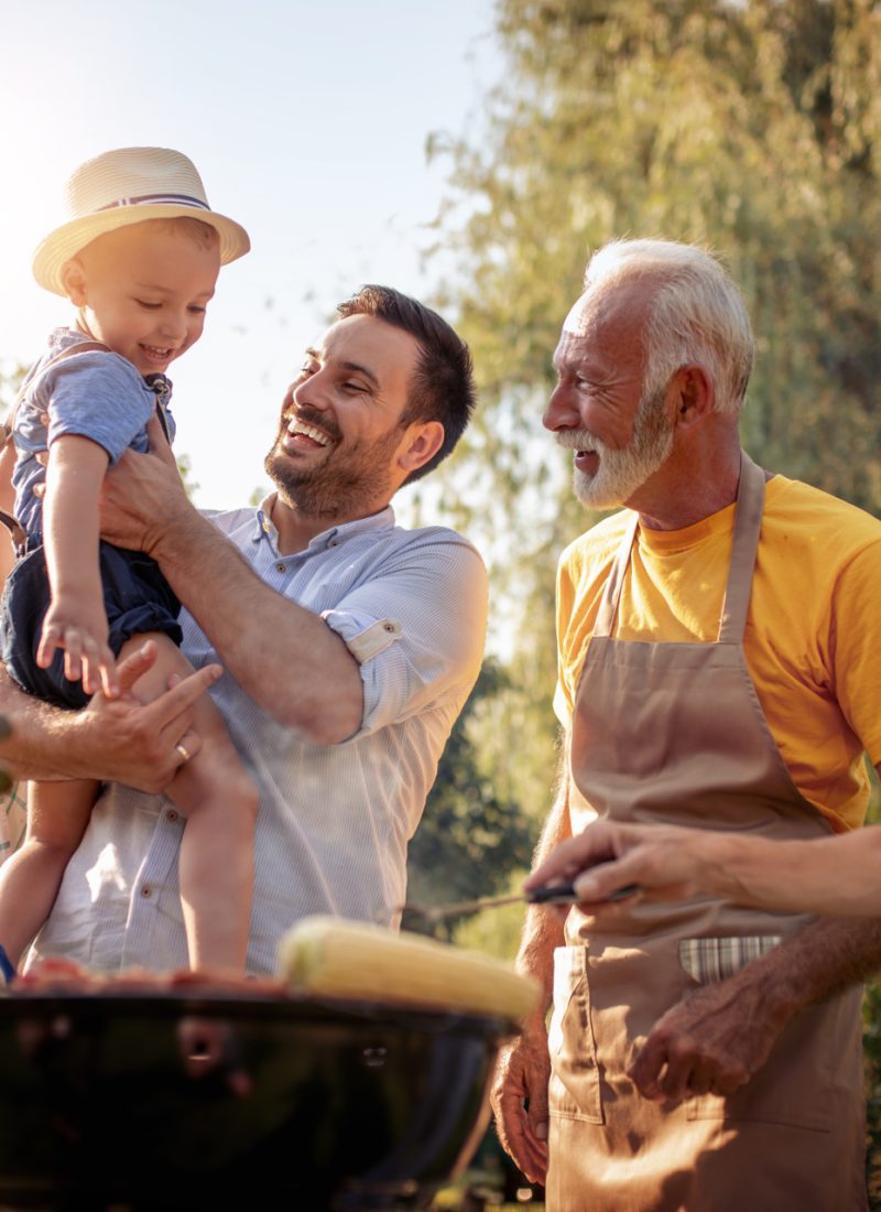 Une famille souriant et profitant d'un barbecue au soleil - clause bénéficiaire