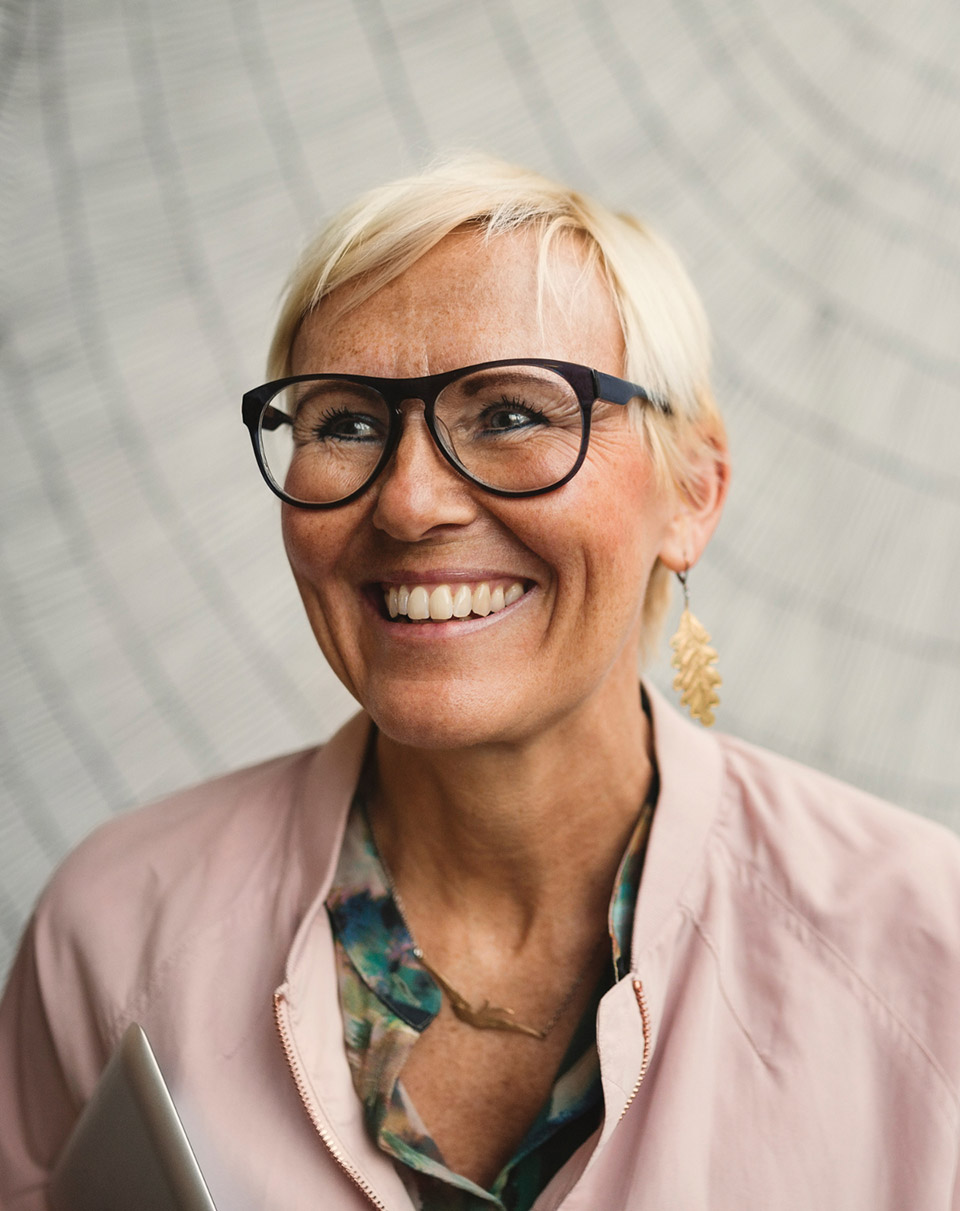 offset_comp_365149_1200x1523 Une femme senior portant des lunettes et souriant - qualité de vie au travail