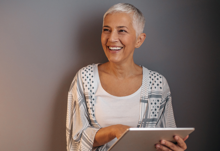 Une femme s'informant sur la formation premiers secours sur sa tablette