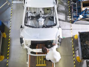 Un homme en train de construire une voiture dans l'usine - Stellantis