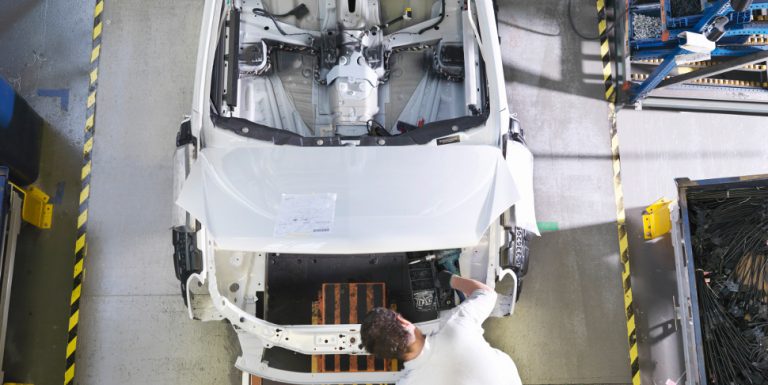 Un homme en train de construire une voiture dans l'usine - Stellantis