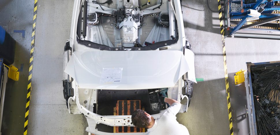 Un homme en train de construire une voiture dans l'usine - Stellantis