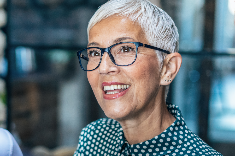 Une femme d'affaire portant des lunettes bleues - retraite supplémentaire