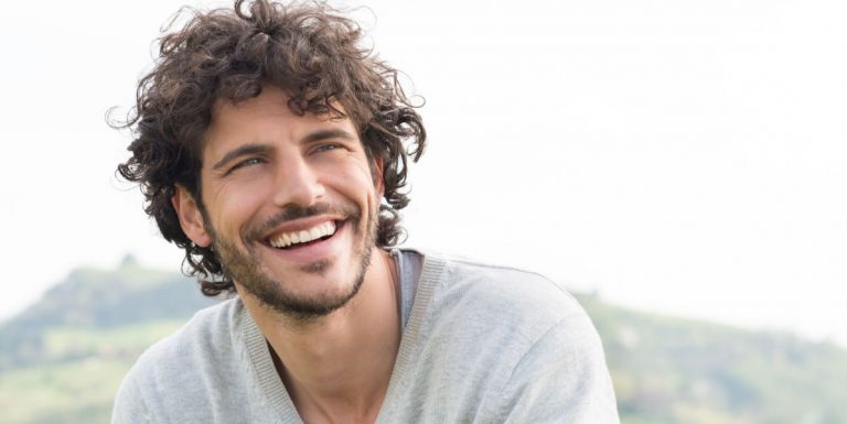 Un homme souriant et regardant au loin dehors - santé mentale