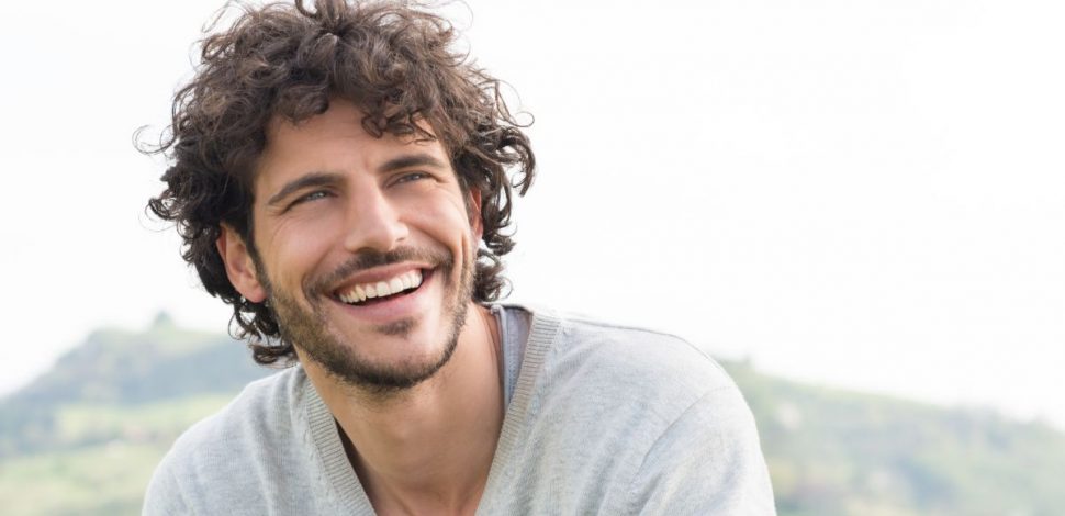 Un homme souriant et regardant au loin dehors - santé mentale