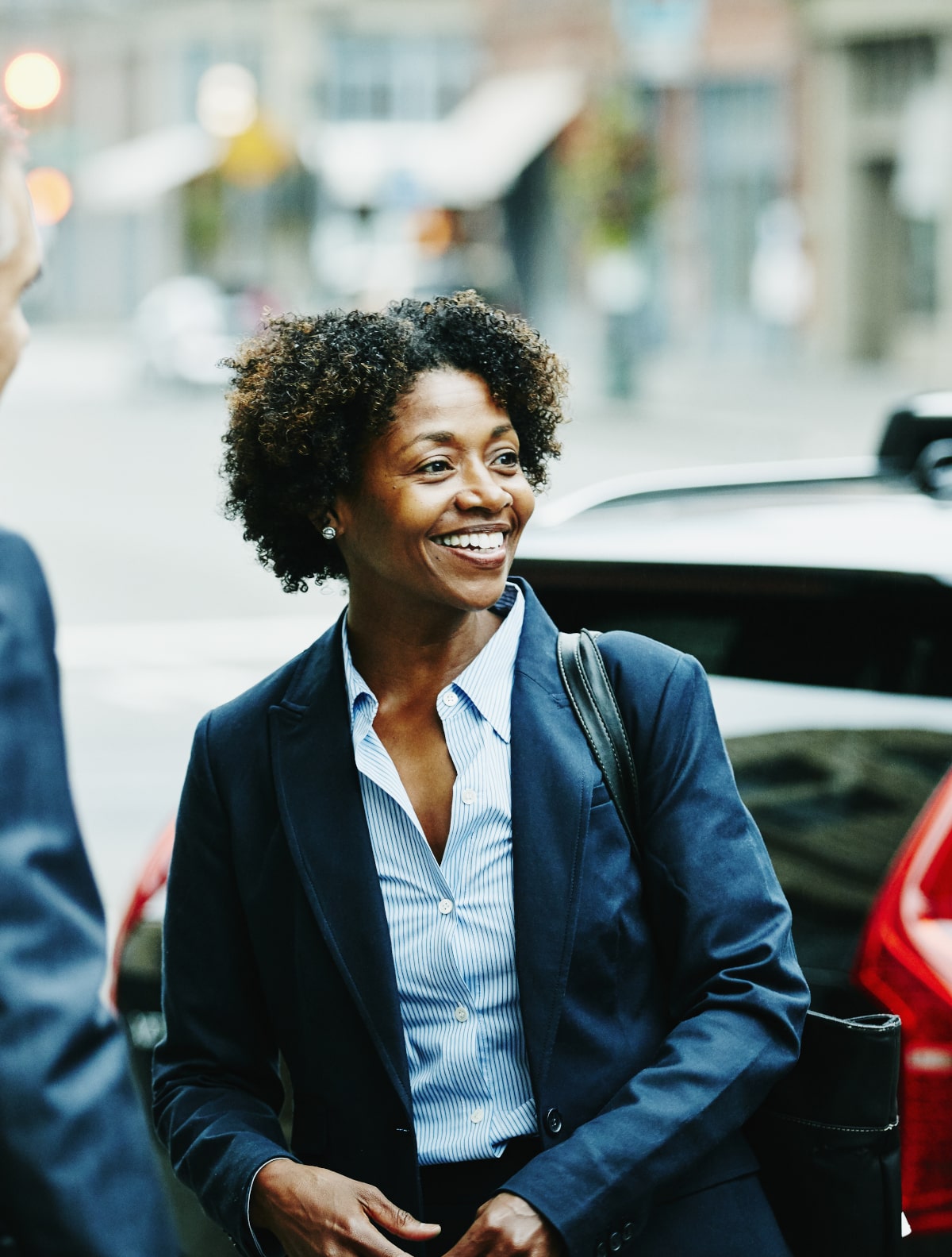 Une femme souriant et discutant dans la rue - risques mondiaux et acteurs internationaux