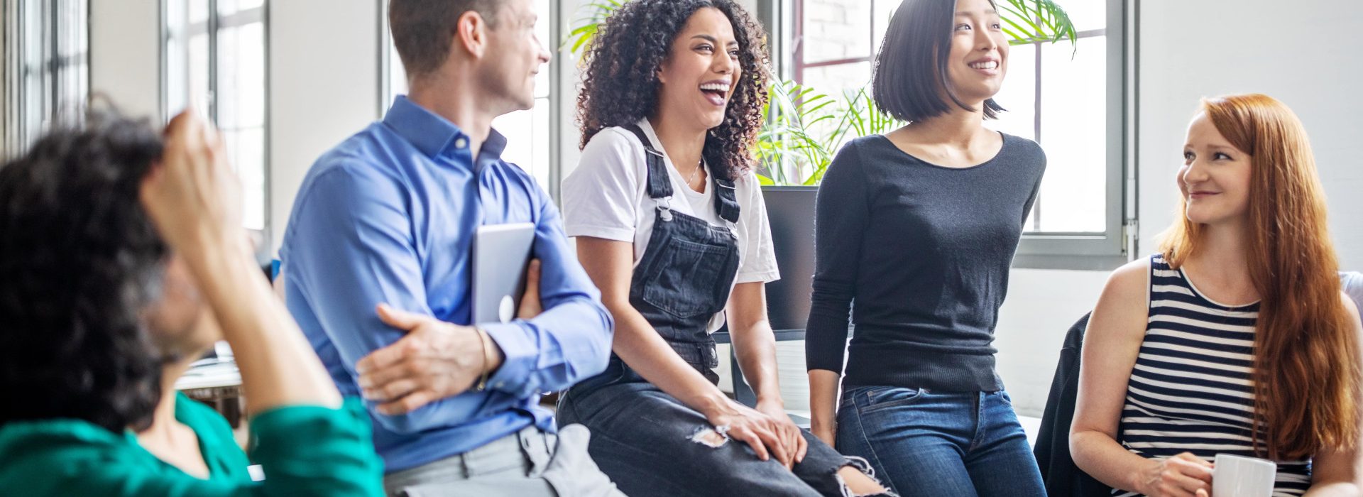 Un groupe de collègues discutant joyeusement ensemble - baromètre AXA