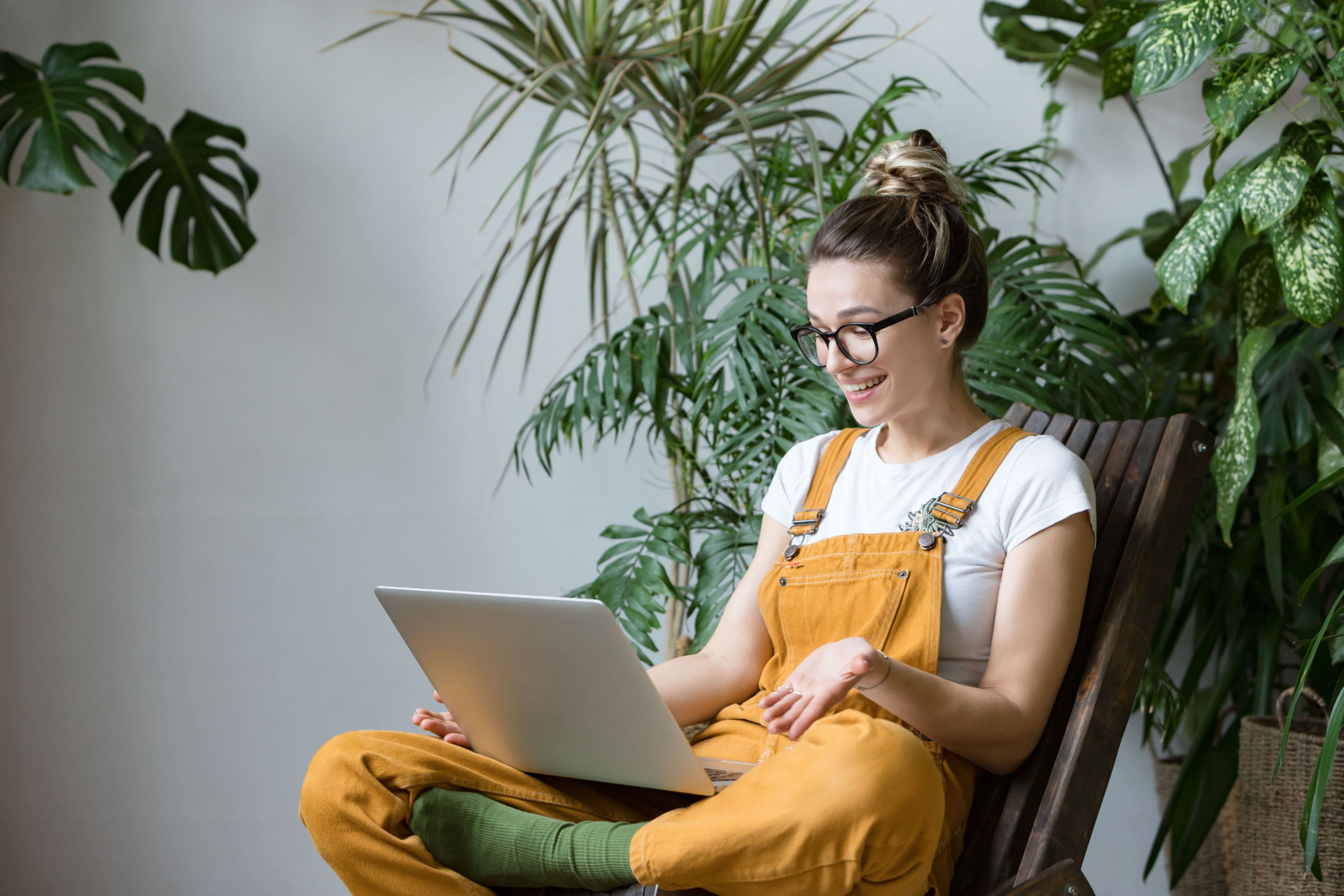 Femme assise confortablement dans un fauteuil et découvrant les avantages du réseau Itelis