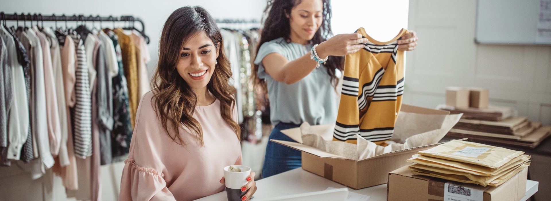 Deux femmes travaillant dans une boutique de vêtements