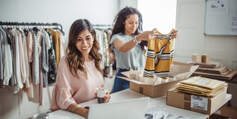 Deux femmes travaillant dans une boutique de vêtements