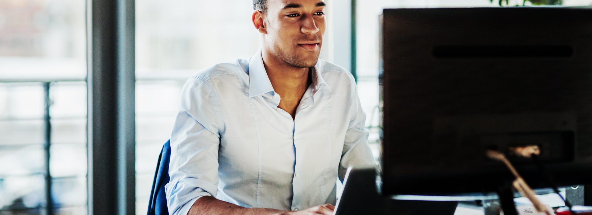 Un homme à son bureau sur son ordinateur - preventelis