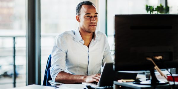 Un homme à son bureau sur son ordinateur