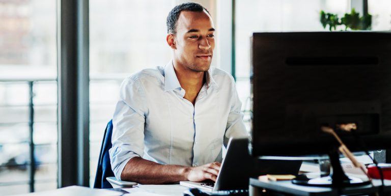 Un homme à son bureau sur son ordinateur - preventelis