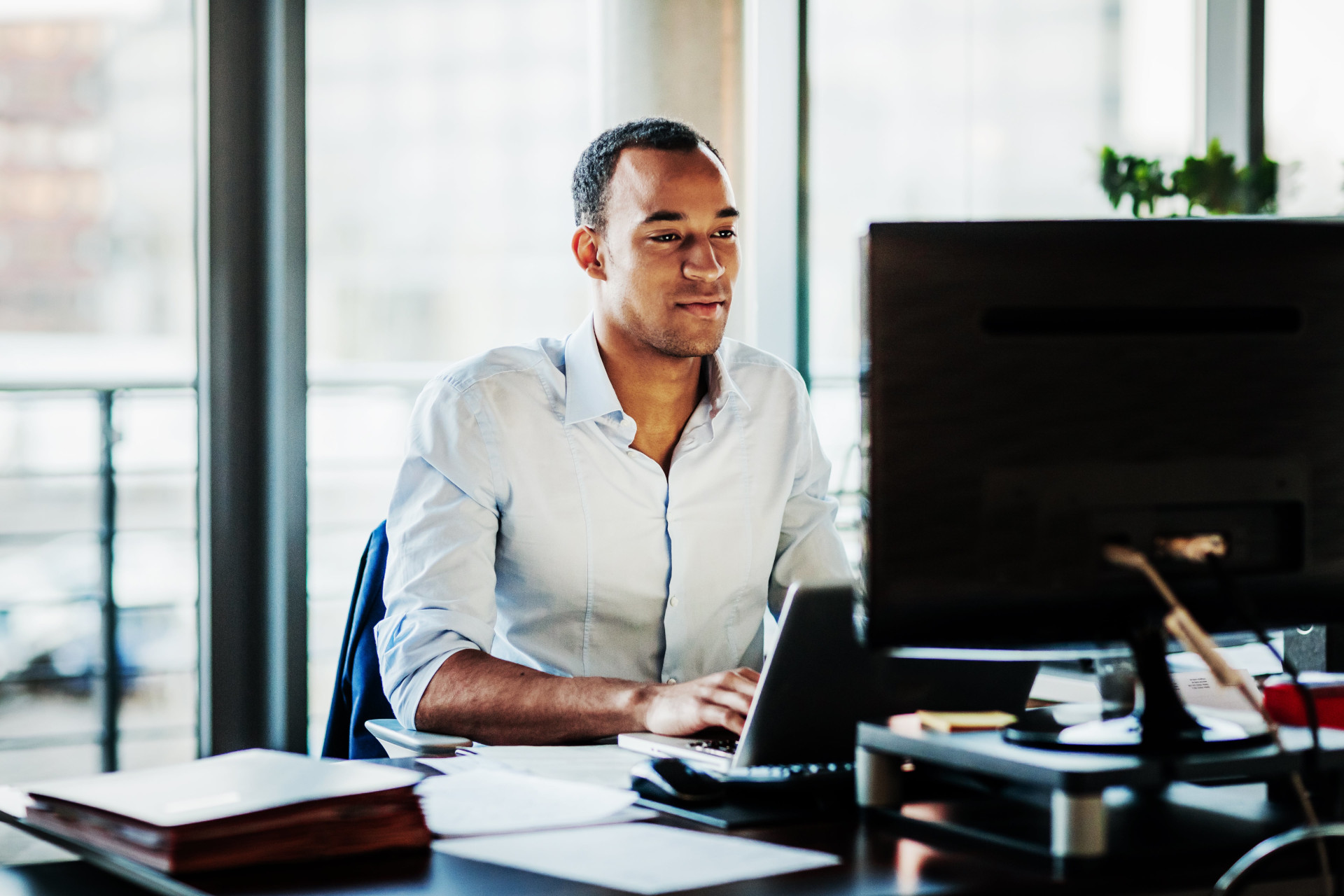 Un homme à son bureau sur son ordinateur