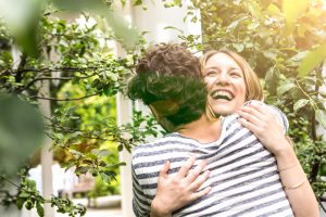 Un homme et une femme heureux et se prenant dans les bras - santé mentale