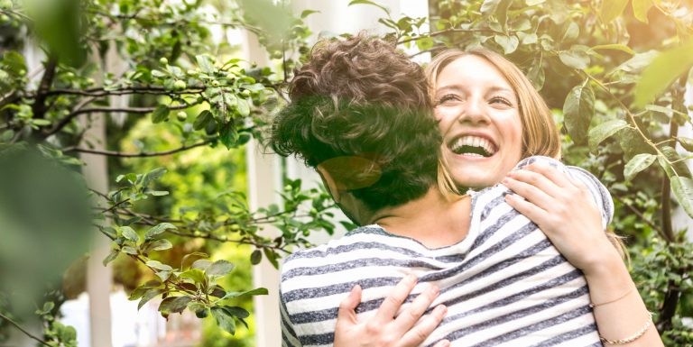 Un homme et une femme heureux et se prenant dans les bras - santé mentale