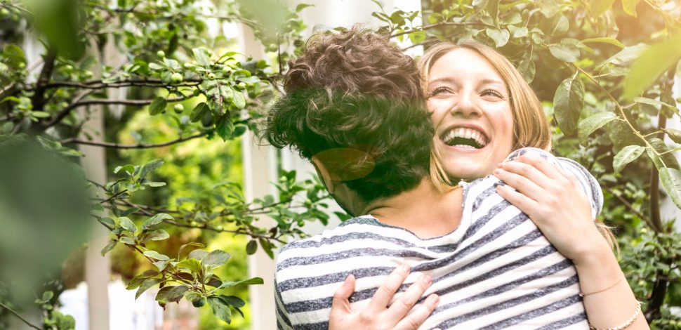 Un homme et une femme heureux et se prenant dans les bras - santé mentale