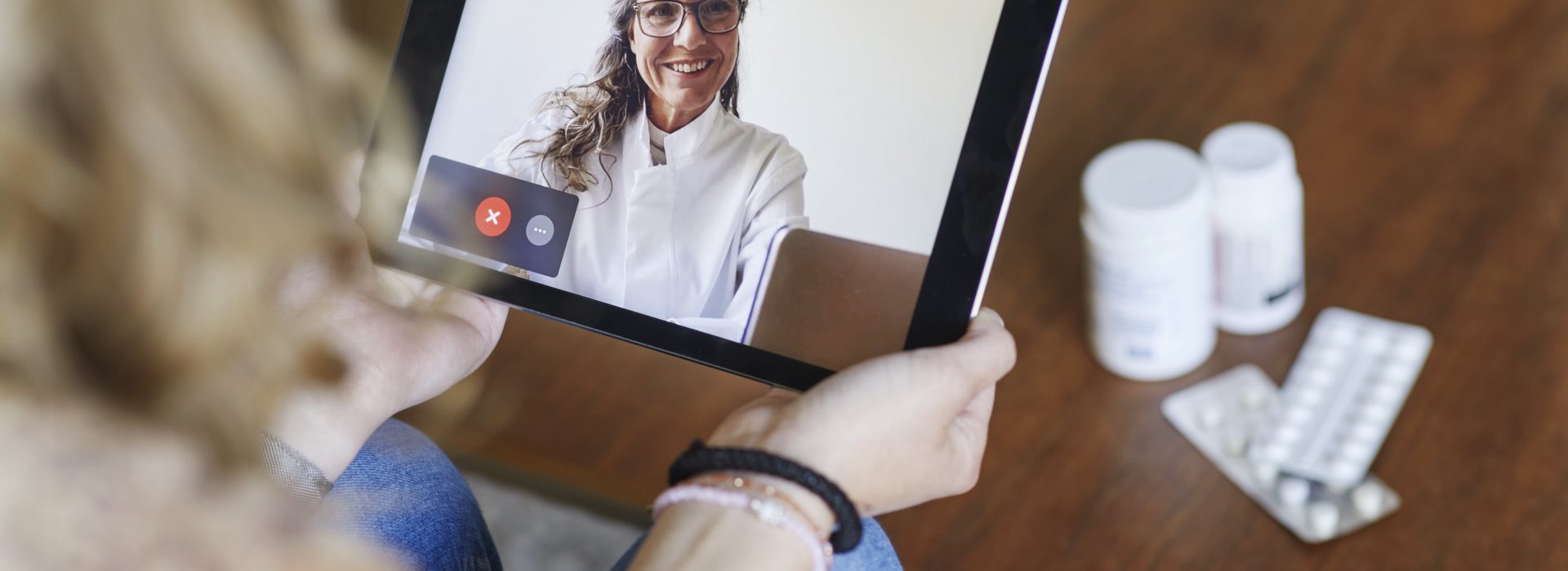 Une femme ayant une Téléconsultation médicale avec son médecin - Bonjour docteur