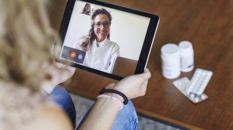 Une femme ayant une Téléconsultation médicale avec son médecin - Bonjour docteur Une femme ayant une Téléconsultation médicale avec son médecin - Bonjour docteur