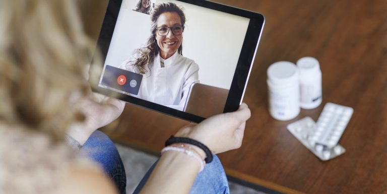 Une femme ayant une Téléconsultation médicale avec son médecin - Bonjour docteur