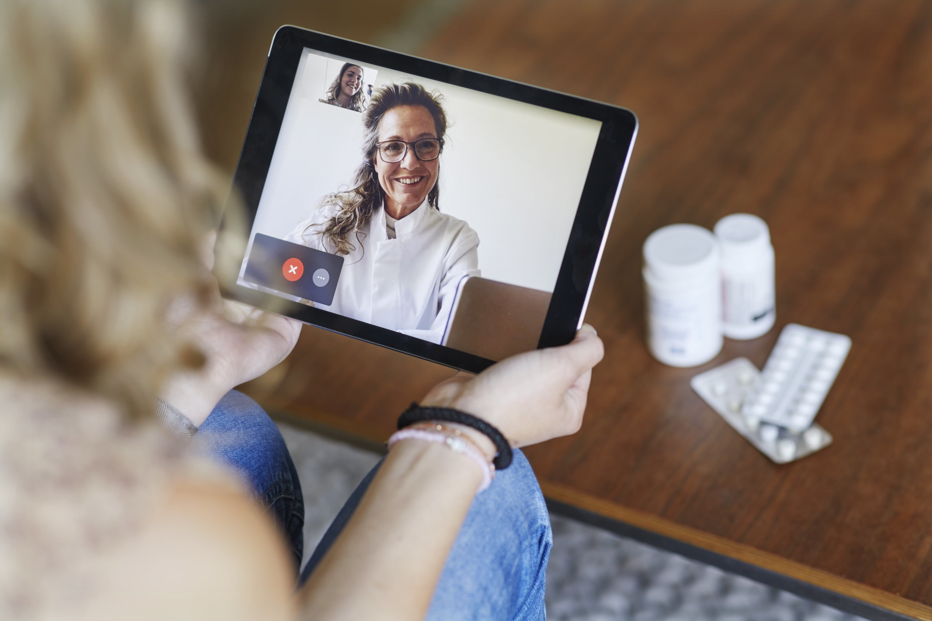 Une femme ayant une Téléconsultation médicale avec son médecin - Bonjour docteur