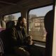 Un homme dans le train regardant la vue avec son café à la main - assistance incidents voyage