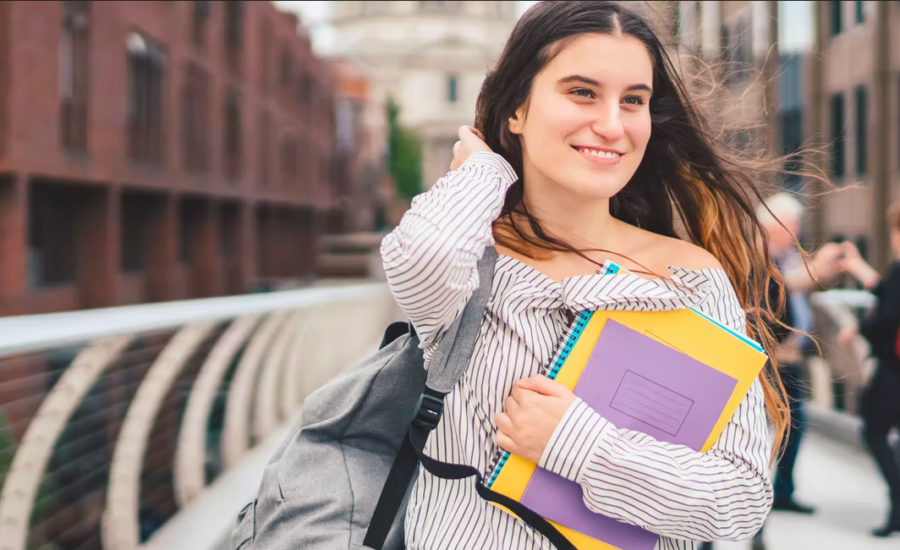 Une jeune étudiante souriante dans la rue Une jeune étudiante souriante dans la rue