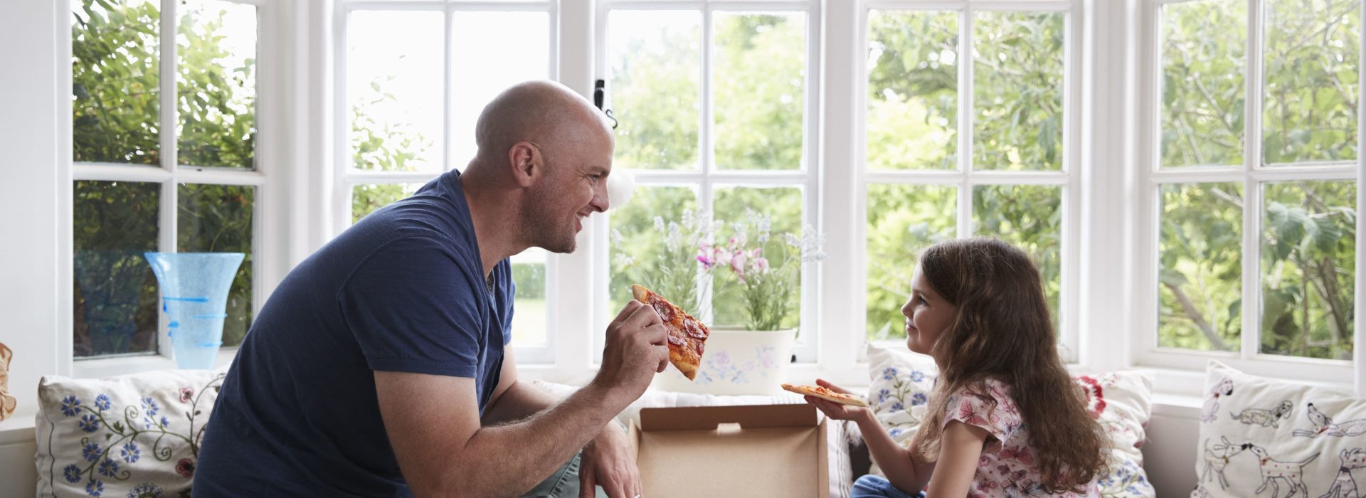 Un homme et sa fille mangeant une pizza ensemble -cleiss