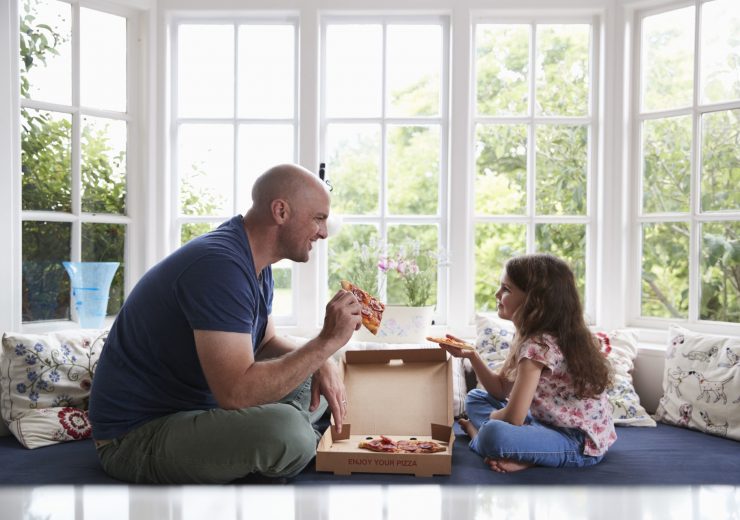 Un homme et sa fille mangeant une pizza ensemble -cleiss