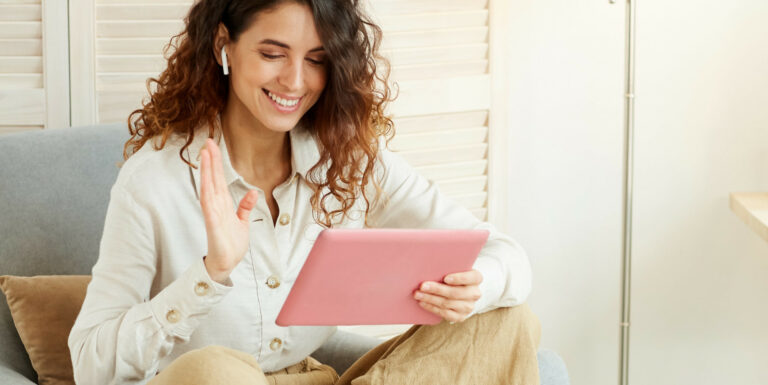 Une femme sur sa tablette en téléconsultation avec un coach financier