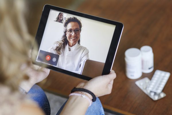 femme ayant une téléconsultation médicale sur une tablette