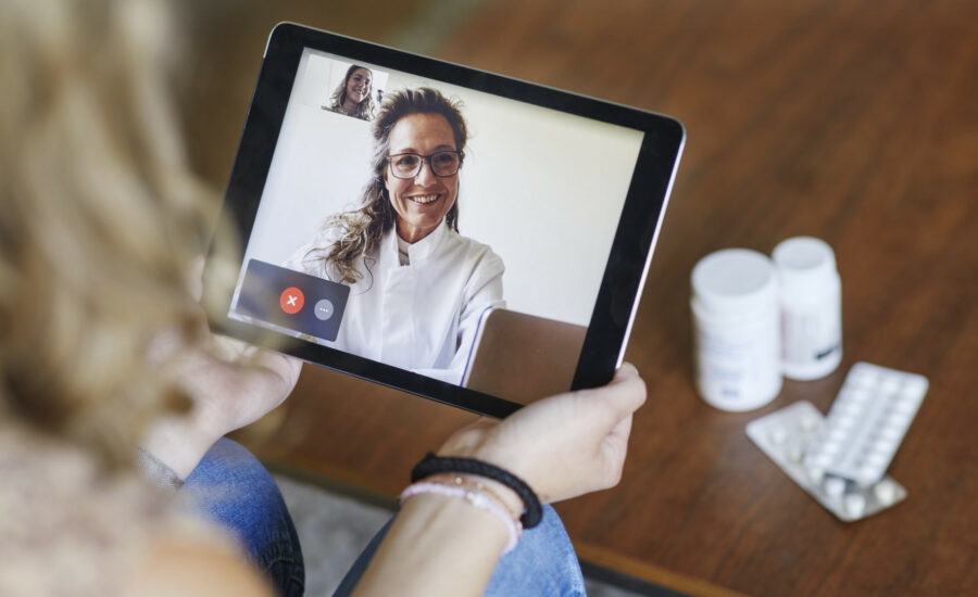 femme ayant une téléconsultation médicale sur une tablette