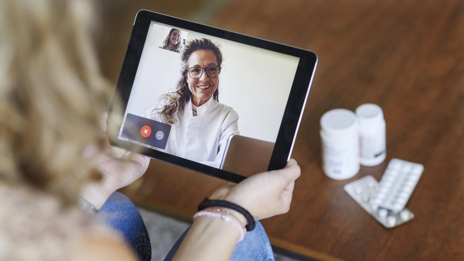 femme ayant une téléconsultation médicale sur une tablette