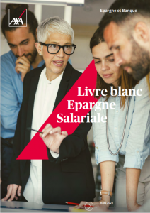 Une femme discutant avec ses collègues en réunion du livre blanc épargne salariale - switch AXA sur l'image