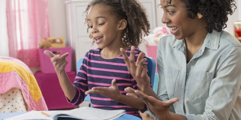 Une femme aidant une petit fille à apprendre à compter - aide domicile garde d'enfant