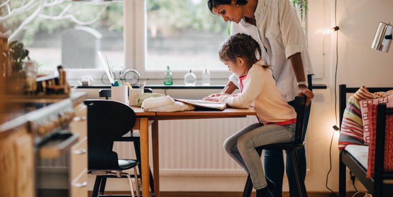 Une mère célibataire aidant sa fille pour ses devoirs