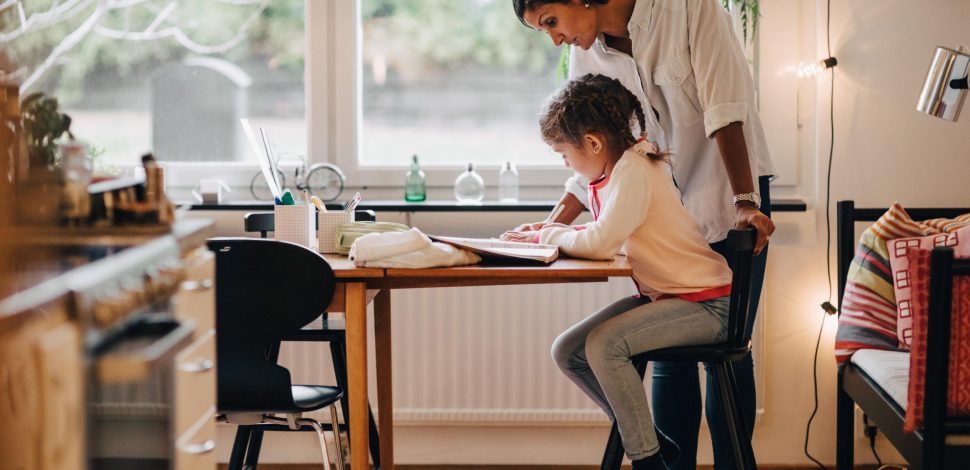 Une mère célibataire aidant sa fille pour ses devoirs