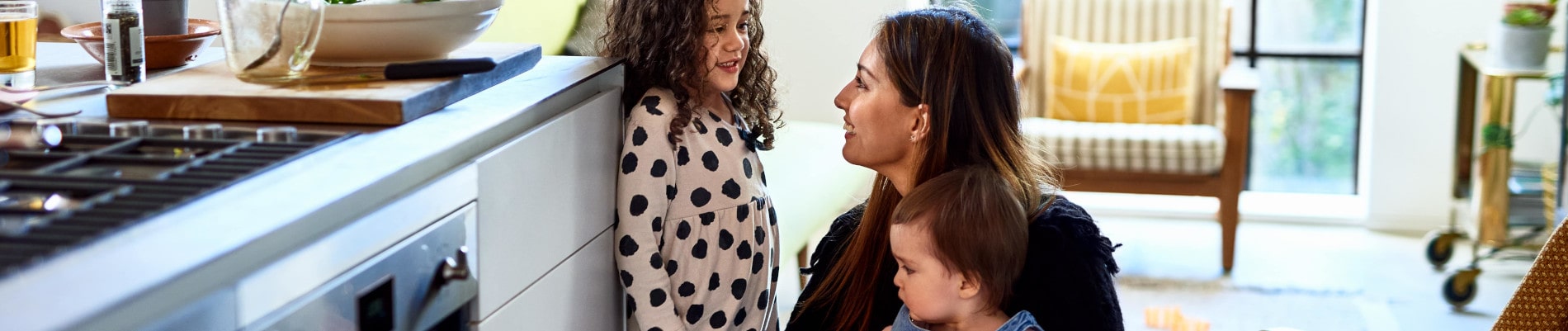 Une mère célibataire dans la cuisine avec ses deux enfants