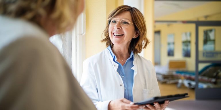 Une femme médecin accueille un patient pour un second avis médical