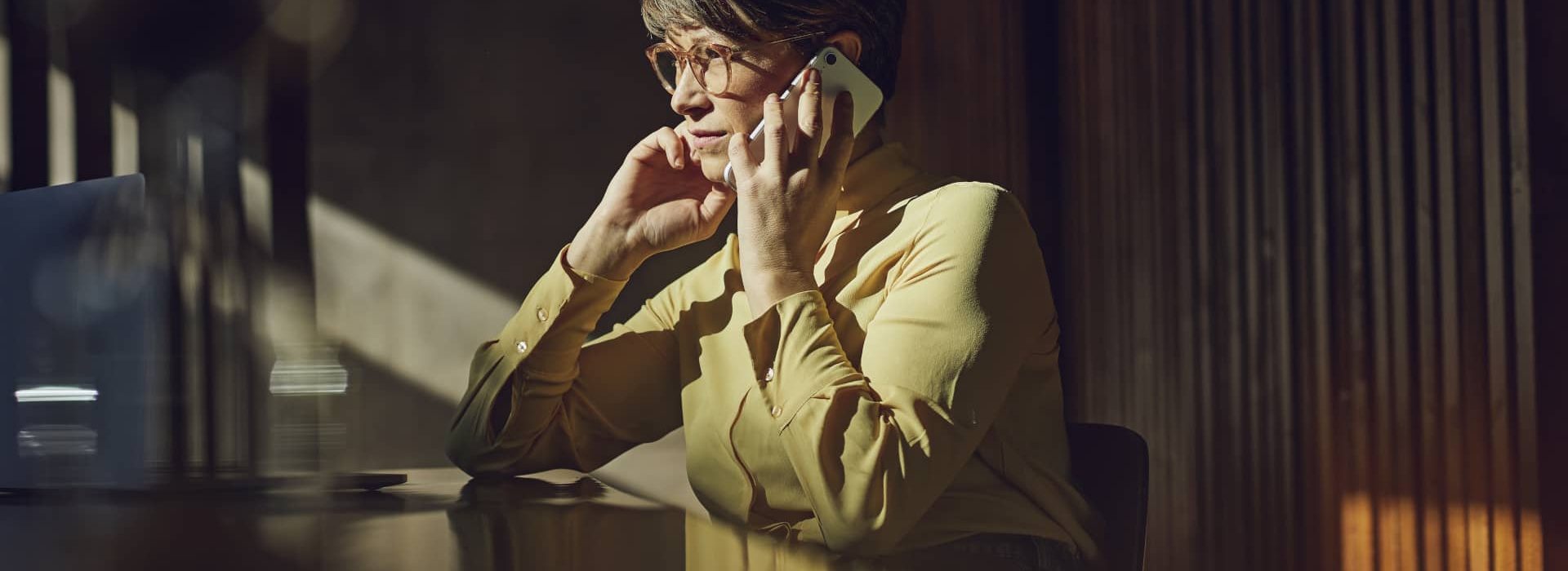 Une femme discute avec un psychologue par téléphone